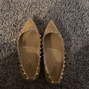 Valentino Women's Tan Studded Flats preloved size 37